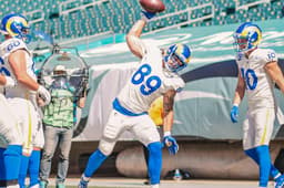 Higbee marcou trÊs touchdowns na partida