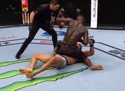 Adesanya chegou ao 15º nocaute na carreira em 20 vitórias no MMA (Foto: Reprodução/ESPN)