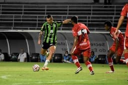 América-MG e CRB fizeram um jogo em ritmo lento pelo degaste das equipes, que jogaram três vezes em menos de uma semana