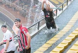 São Paulo piscina torcida nadando