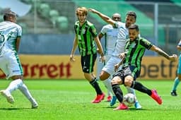 O forte calor em BH atrapalhou muito a qualidade do jogo entre América-MG e Guarani