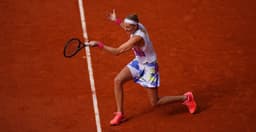 Petra Kvitova em ação contra Laura Seigmund em Roland Garros