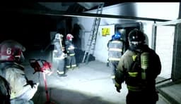 Bombeiros atendendo ao chamado no estádio Bicentenario La Granja