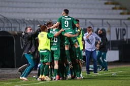 Chapecoense comemora gol contra a Ponte