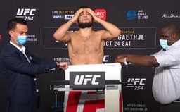 Khabib passou sufoco, mas bateu o peso da categoria dos leves (Foto: Reprodução/YouTube/UFC)