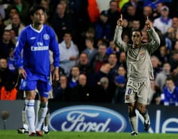 Ronaldinho comemora gol pelo Barcelona sobre o Chelsea em 2005