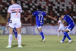 Airton marcou ajudou o Cruzeiro a vencer mais uma partida que distanciou  o clube do Z4