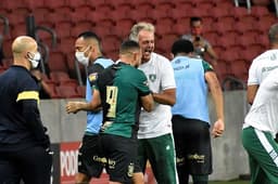 Lisca comemora com Rodolfo o gol que deu a vantagem ao América-MG diante do Inter