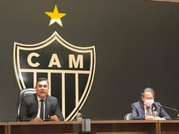 Sette Câmara, ao lado do vice Lásaro Cândido, explicam algumas situações sobre o clube como o boato da saída de Alexandre Mattos