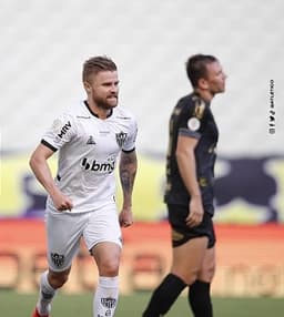 Mesmo com um a menos e jogando mal no segundo tempo, o Galo conseguiu pontuar e ainda manter a ponta do campeonato