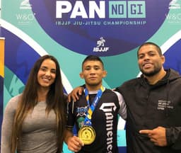 Lucas Pinheiro comemora o ouro com Angélica e André Galvão (Foto: divulgação IBJJF)