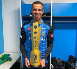 Leandro Damião com a taça da J-League 2020