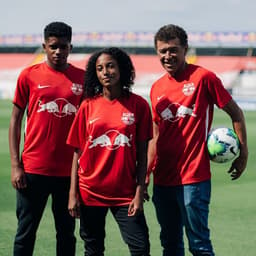 Gil Baiano, Dandara e Bruno Gonçalves usando o novo uniforme do Red Bull Bragantino