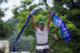 Iazaldir Feitosa comemora o título e o recorde da primeira edição brasileira do FKT Rio One Hundred®️ Caminho do Imperador, neste domingo. (Allan Carvalho/Divulgação)