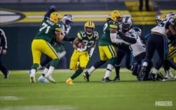 Aaron Jones encaixa uma ótima corrida contra os Panthers