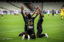 jogadores do Ceará comemoram gol no Brasileirão