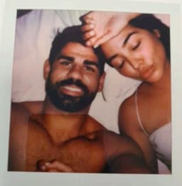 Diego Costa sem camisa com mulher - The Sun (Bíblia)