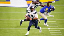 Russell Wilson escapa do pocket em partida contra os Rams