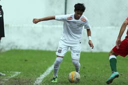 Lucas Yanase em acão na base do Santos