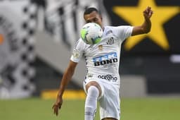 Lucas Braga em ação com a camisa do Santos