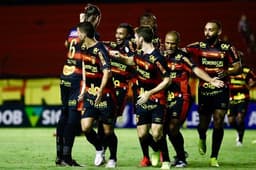 Jogadores do Sport celebram gol contra o Fortaleza