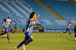 Valdívia, do Avaí, celebra gol contra o Vitória