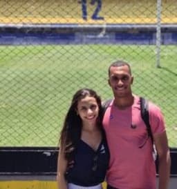 Lucas Braga com a esposa na Bombonera