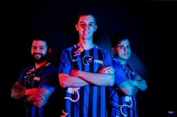 Atletas de CS:GO posam com o novo uniforme da FURIA (Crédito: Kaique Torrubia)