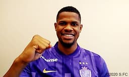 Júnior Santos com a camisa do Sanfrecce Hiroshima