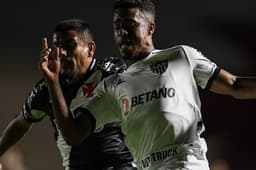 Ataque pouco eficaz e defesa oscilante: esse foi o Galo na derrota para o Vasco, em São Janurário