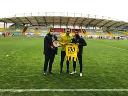 Wellington recebendo homenagem pelos 100 jogos no Istambulspor