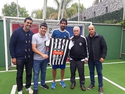 Loco Abreu posou com a foto do Athletic e vai atuar no estadual de Minas Gerais