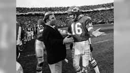 Len Dawson e Hank Stram conversam na lateral durante vitória no Super Bowl IV