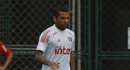 De volta ao time após suspensão, Daniel Alves deve ser titular contra o Flamengo