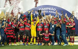 Diego com a taça do Brasileirão 2020