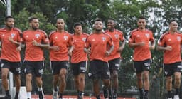 Jogadores durante treino desta quinta-feira