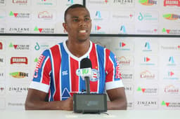 Luiz Otávio se apresentando no Bahia