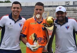 Raí Lima segura troféu de campeão e melhor goleiro da Copa Seronomo