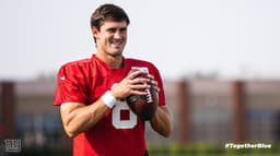 Daniel Jones já treina com seus alvos no Arizona