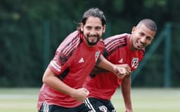 Benítez ao lado do equatoriano Joao Rojas, durante treino