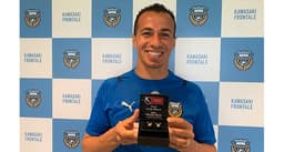 Leandro Damião recebendo o prêmio de gol mais bonito em março na J-League