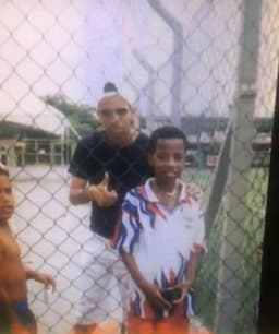 Tchê Tchê ttinha ido ver um  treino do São Paulo e pediu uma foto com o então jovem Tardelli. Agora eles estão juntos no Galo