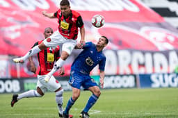 Não foi um domingo de bom futebol da Raposa diante do Pouso Alegre, adiando sua classificação às semifinais