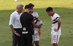 Crespo dando instruções para Igor Gomes e Gabriel Sara