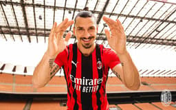 Ibrahimovic com a nova camisa do Milan