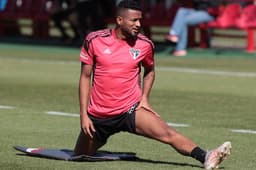 Reinaldo em treino do São Paulo nesta quarta-feira