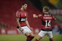 Flamengo x LDU - Gustavo Henrique e Arrascaeta