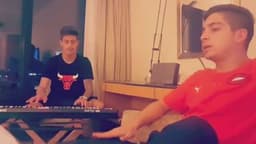 Rigoni no piano e Benítez cantando. Dupla se arriscou na música