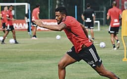 Reinaldo em treino do São Paulo nesta sexta-feira