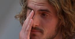 Stefanos Tsitsipas chora após ir à 1ª final do Grand Slam da carreira